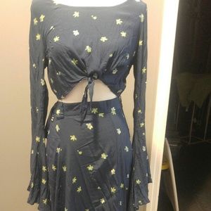 Jac VAneck Bell sleeve
Top and wrap skirt